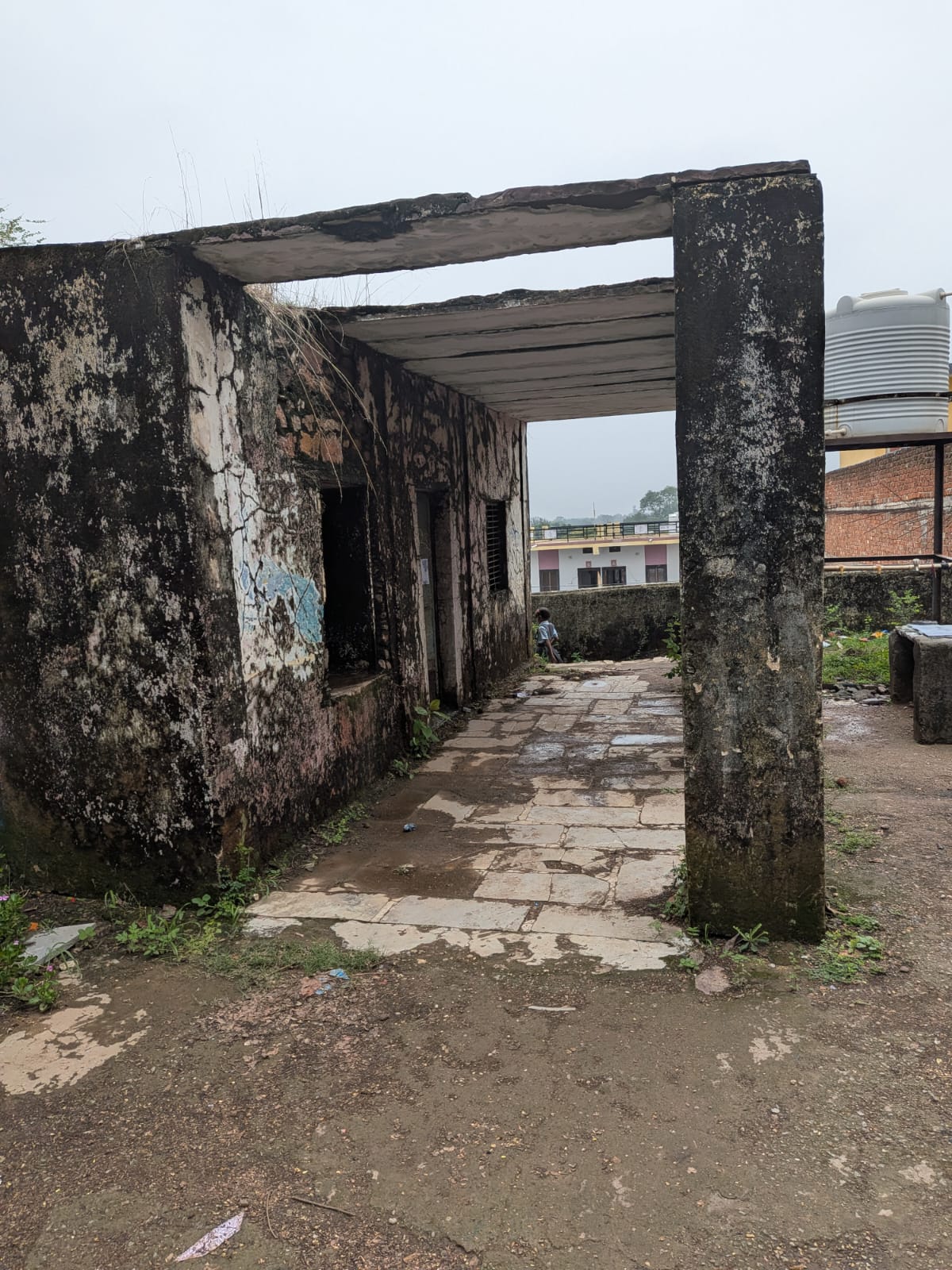 जर्जर स्कूल भवन जर्जर स्कूल भवन