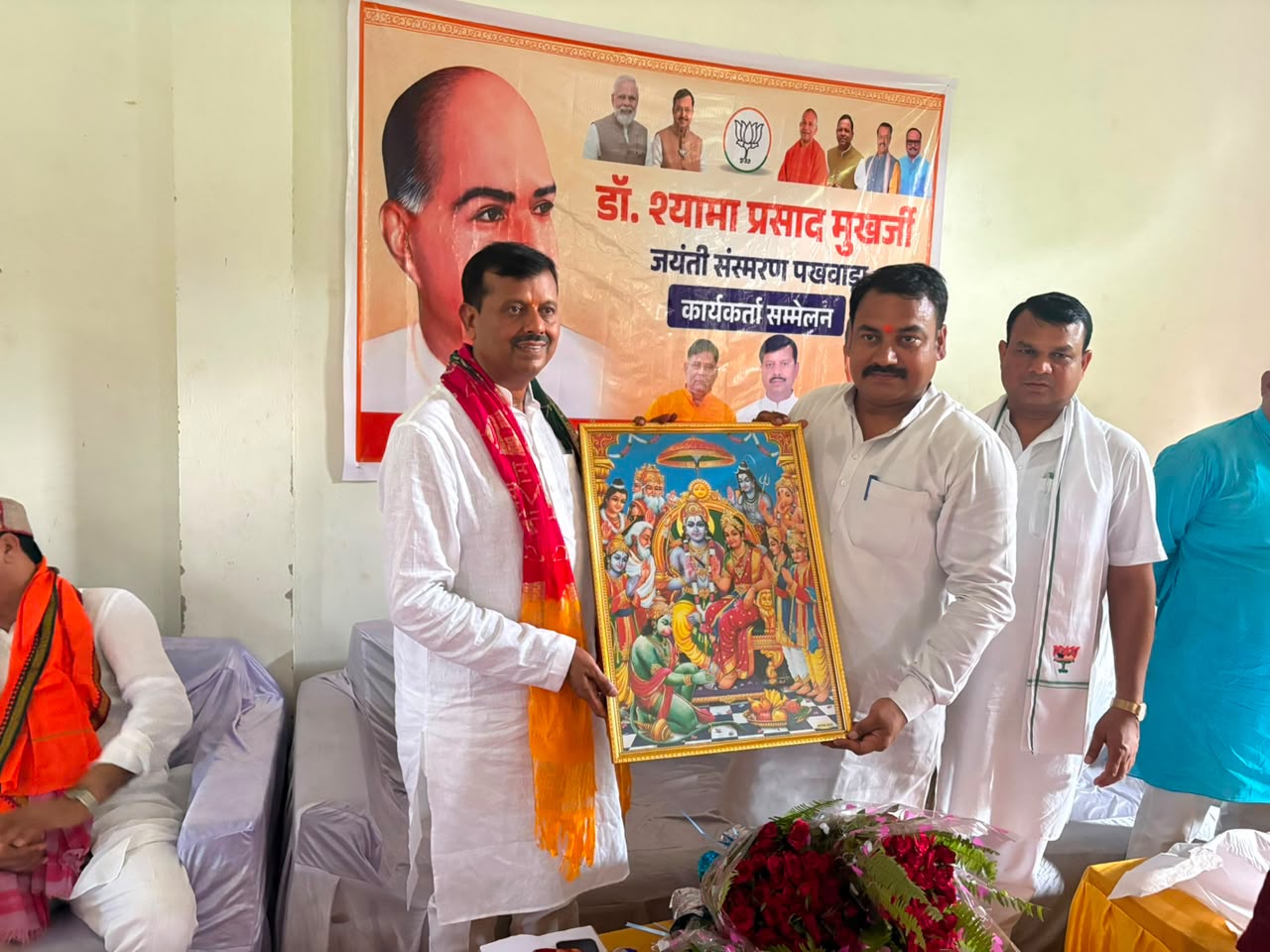 प्रदेश मंत्री को सम्मानित करते हुए बीजेपी प्रवक्ता चंद्रमोली सिंह प्रदेश मंत्री को सम्मानित करते हुए बीजेपी प्रवक्ता चंद्रमोली सिंह