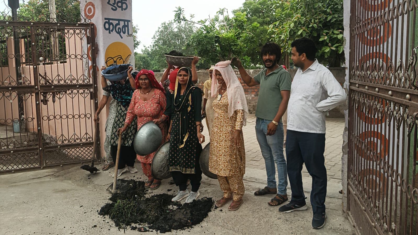 नपा कार्यालय में नारेबाजी करते हुए महिलाएं। नपा कार्यालय में नारेबाजी करते हुए महिलाएं।
