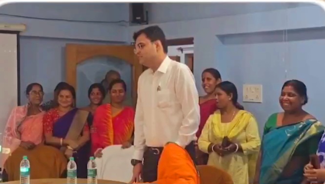 तिरंगा सौपती महिला मंडली तिरंगा सौपती महिला मंडली
