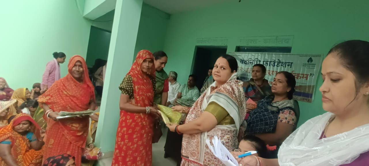 वस्त्र वितरित करते फाउंडेशन के सदस्य वस्त्र वितरित करते फाउंडेशन के सदस्य