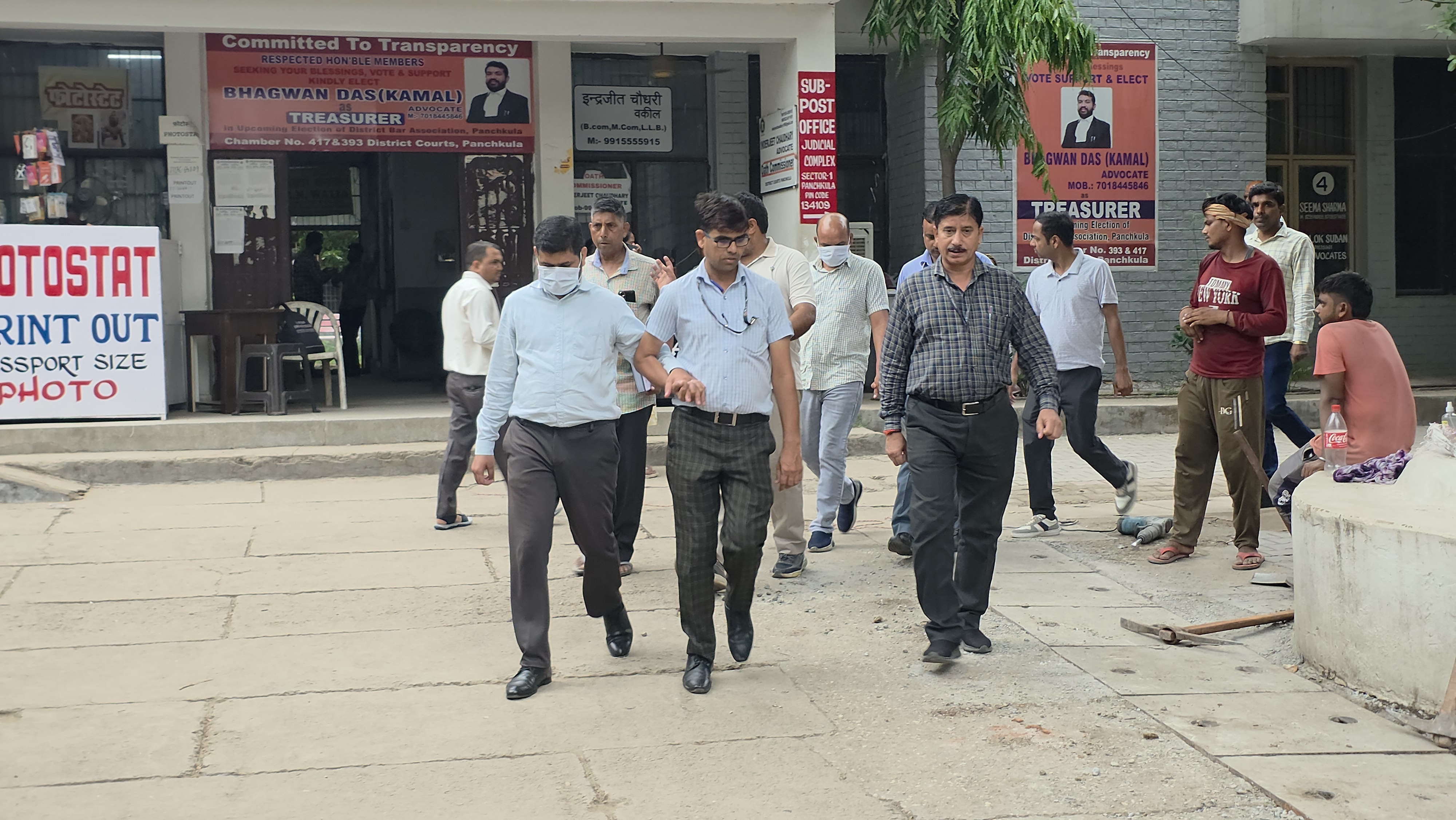 सीबीआई के अधिकारियाें आराेपियाें काे काेर्ट में पेश करते हुए