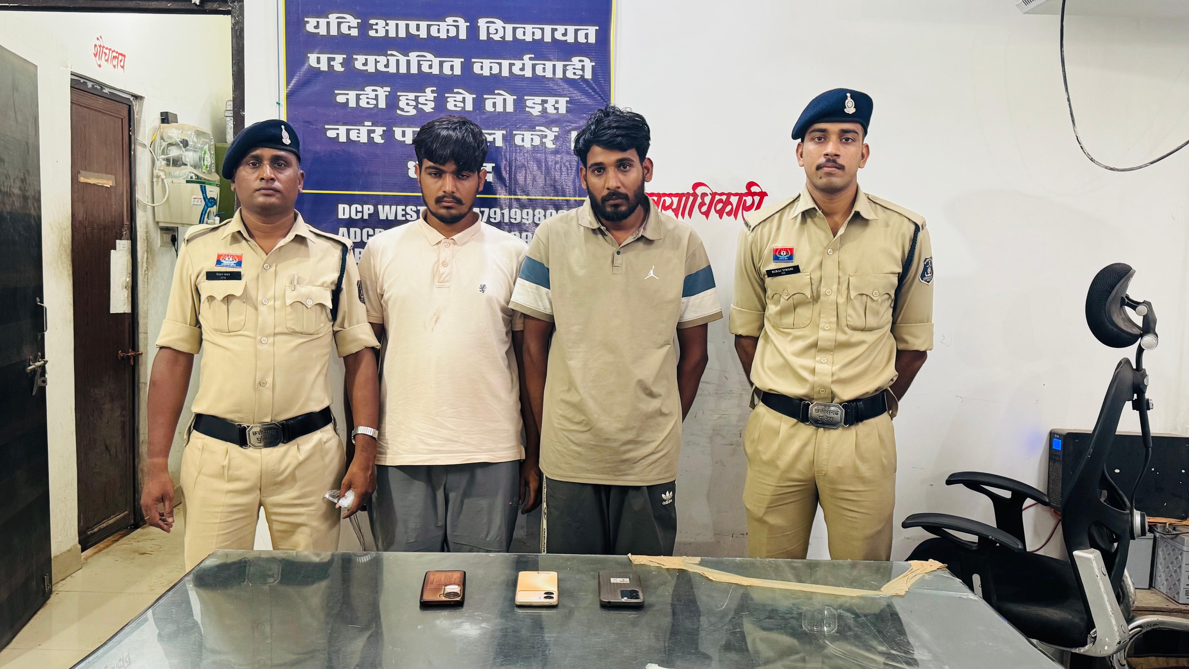 ठगी के मामले का खुलासा करते हुए पुलिस अधिकारी ठगी के मामले का खुलासा करते हुए पुलिस अधिकारी