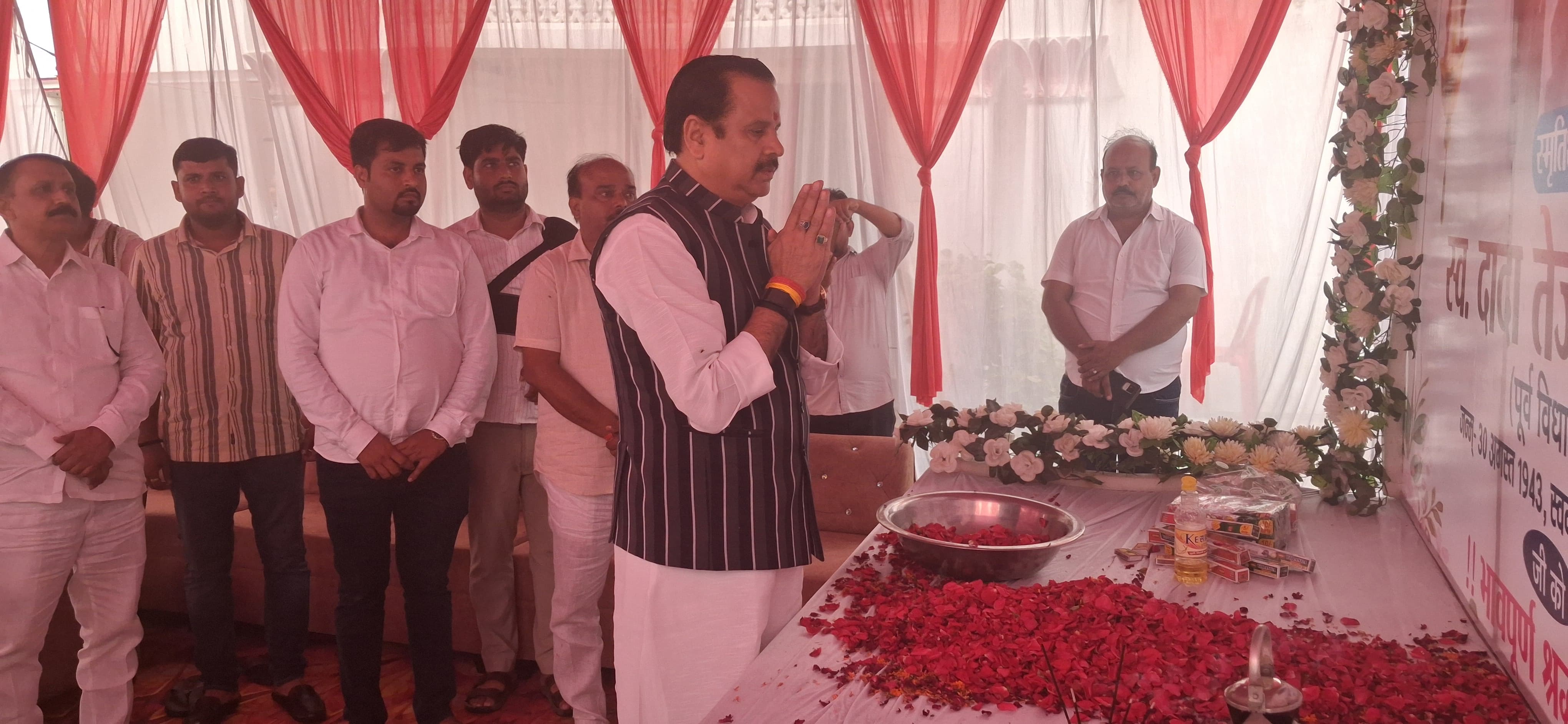 श्रद्धांजलि देते एमएलसी श्रद्धांजलि देते एमएलसी