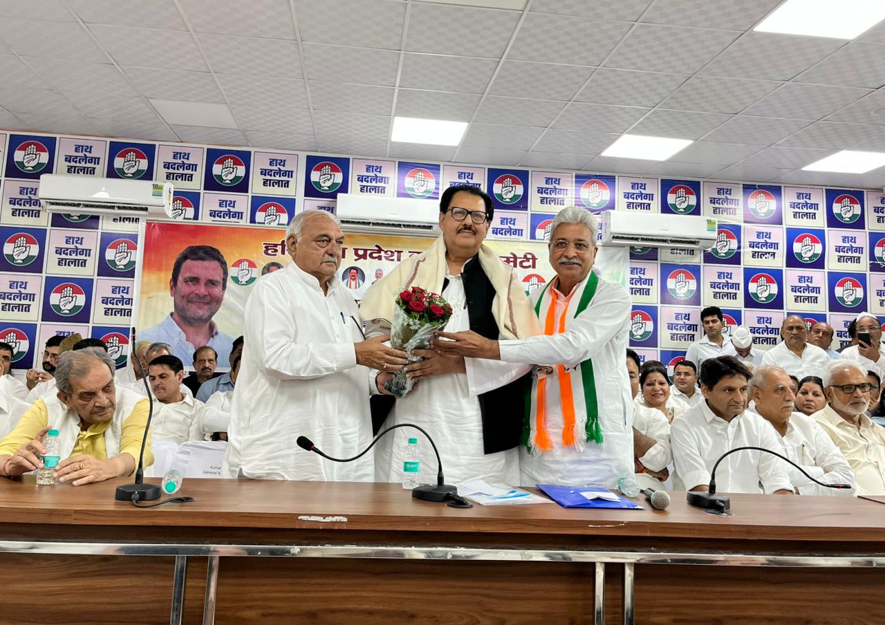 हरियाणा कांग्रेस प्रभारी संजय दत्त का स्वागत करते नेता प्रतिपक्ष व प्रदेश अध्यक्ष हरियाणा कांग्रेस प्रभारी संजय दत्त का स्वागत करते नेता प्रतिपक्ष व प्रदेश अध्यक्ष