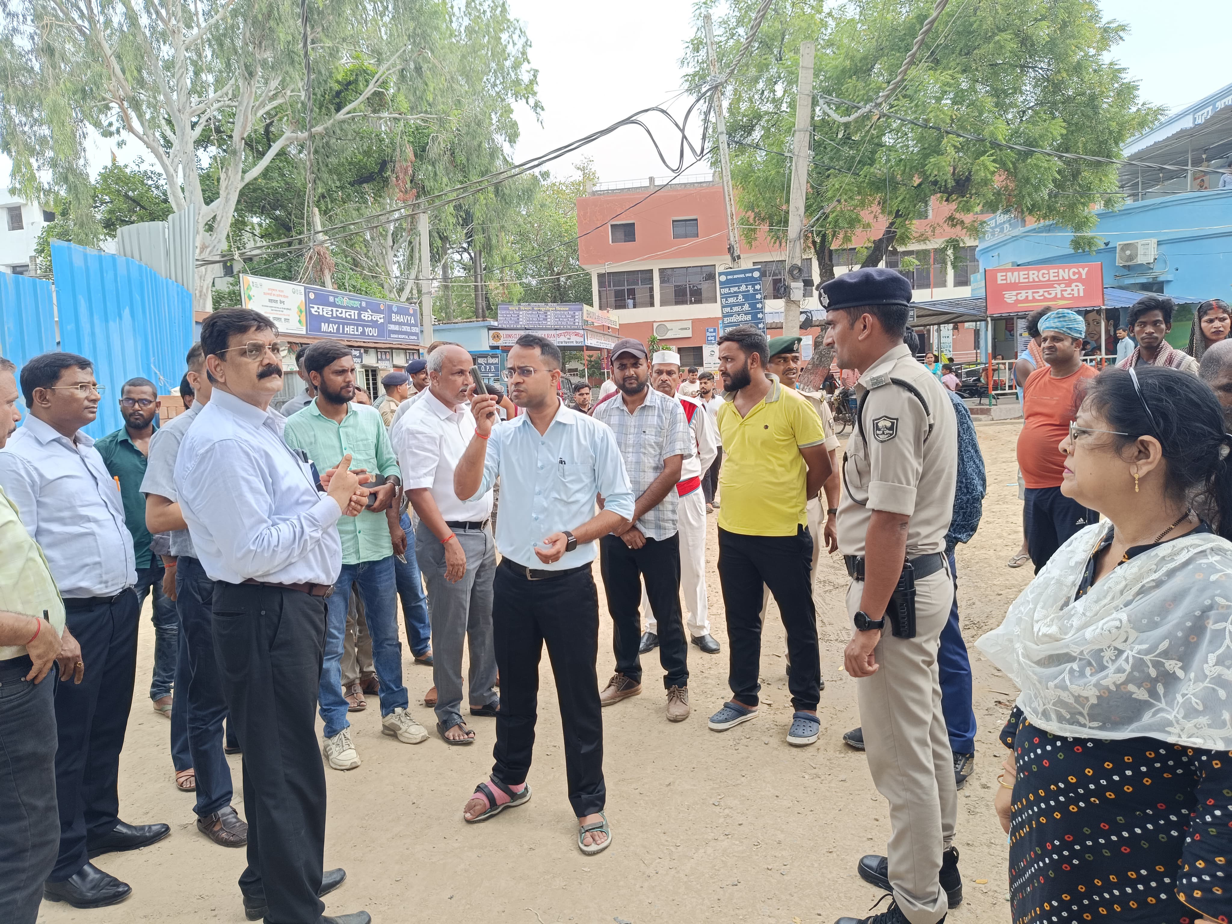छपरा सदर अस्पताल में कीचड़ और जलजमाव पर जिलाधिकारी नाराज अधिकारियों को लगाई फटकार
