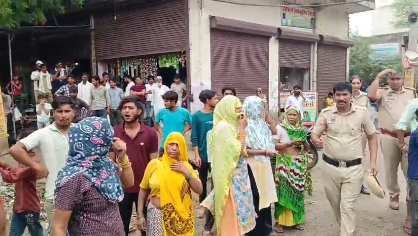पेयजल समस्या को लेकर बुधवार को वार्ड नंबर 8 और 9 के लोगों का गुस्सा सड़क पर फूट पड़ा। पेयजल समस्या को लेकर बुधवार को वार्ड नंबर 8 और 9 के लोगों का गुस्सा सड़क पर फूट पड़ा।
