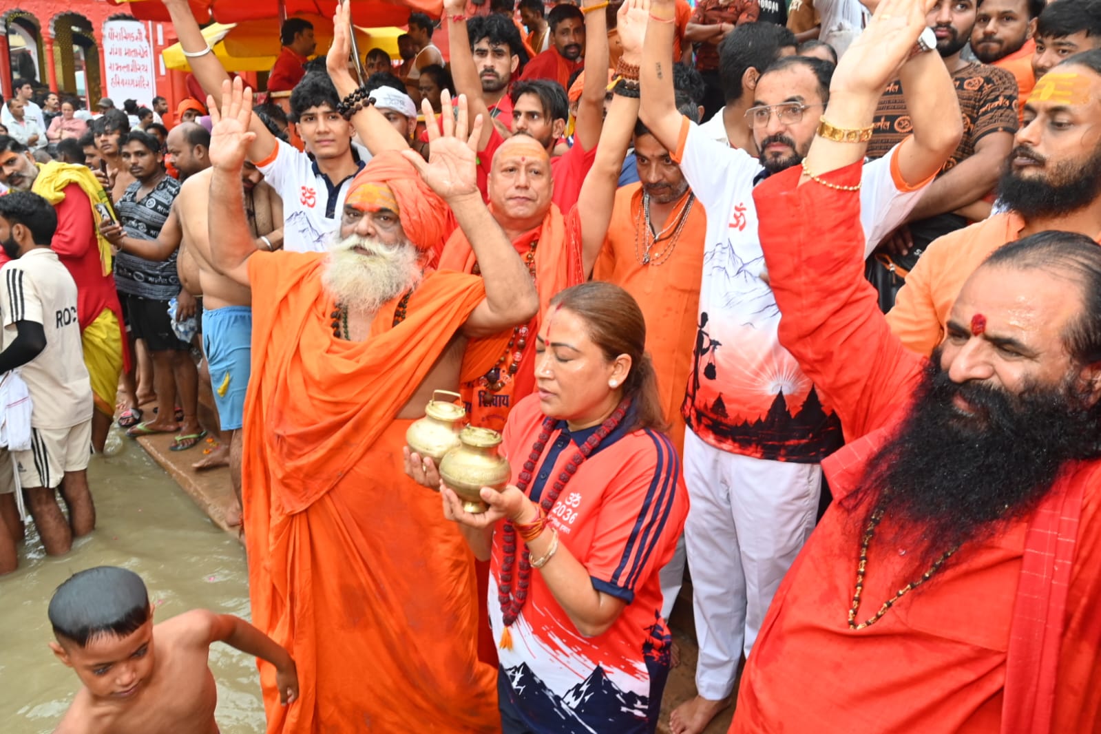हर की पैड़ी से गंगाजल लेने के बाद रेखा आर्य