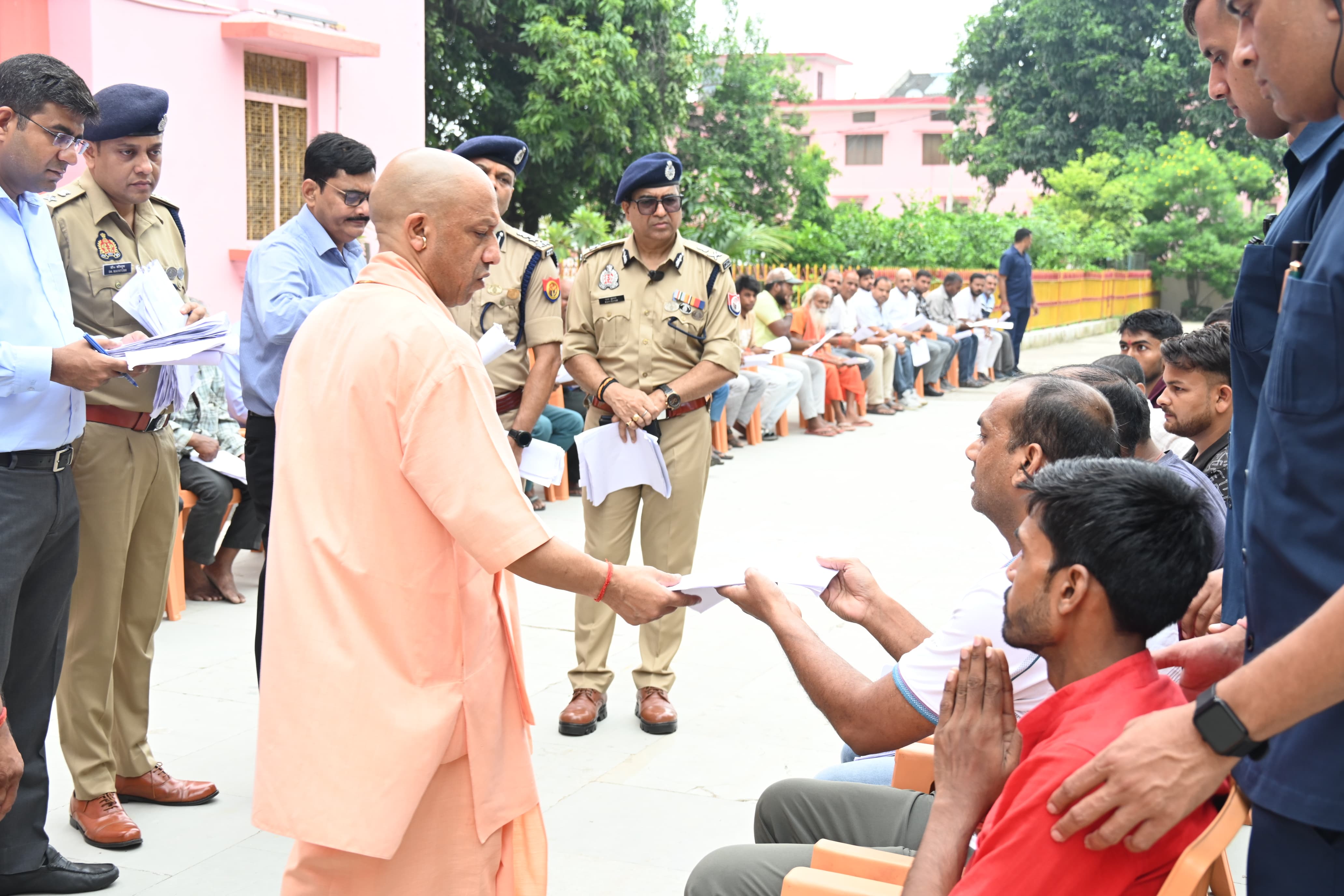 गोरखपुर में जनता दर्शन करते माननीय मुख्यमंत्री योगी आदित्यनाथ जी