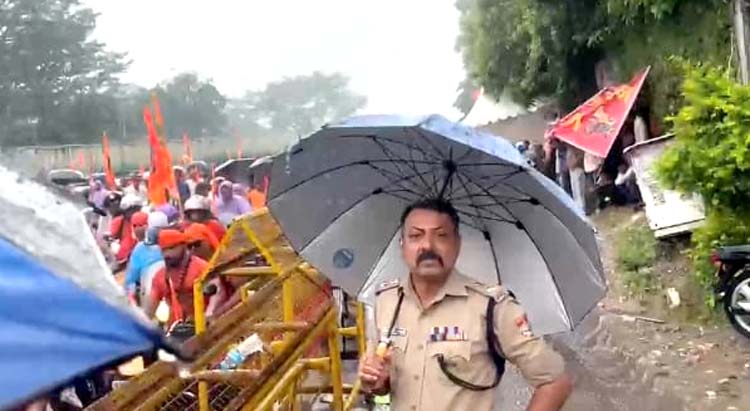 ग्राउंड जीरो पर एसएसपी व कांवड़ियों की भीड़