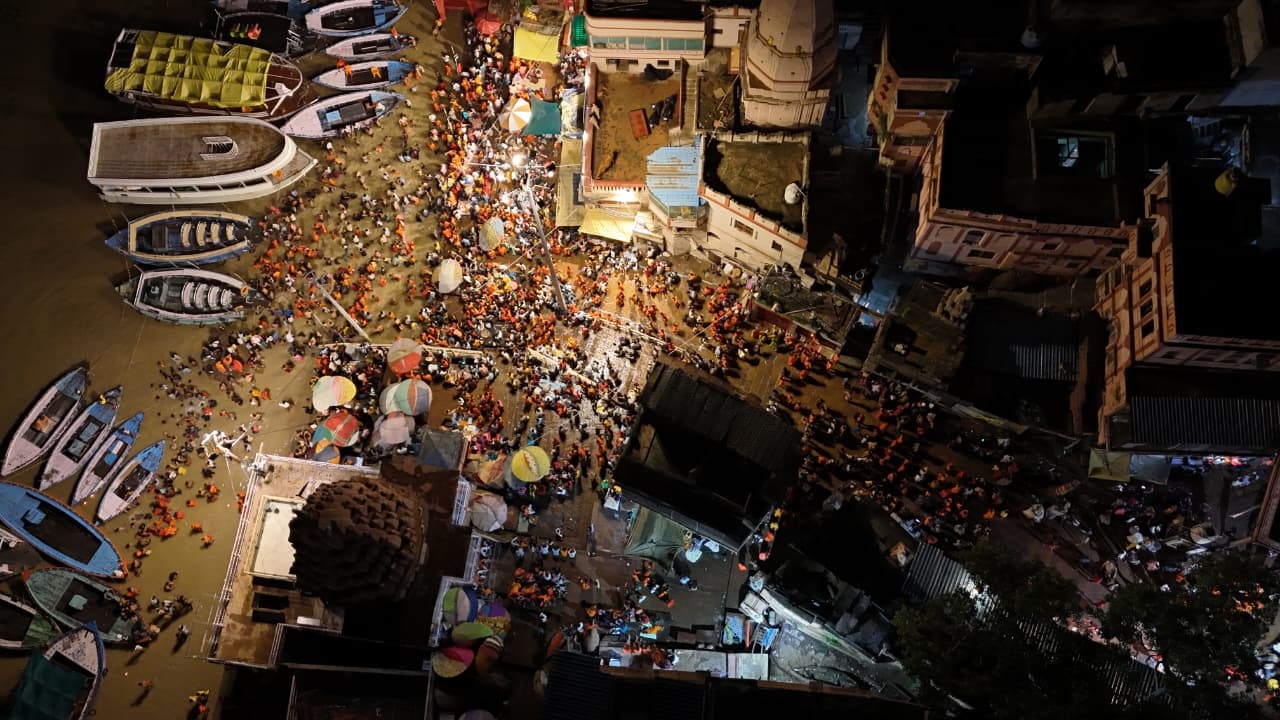 श्री काशी विश्वनाथ दरबार में कतारबद्ध श्रद्धालु ,ड्रोन से ली गई तस्वींरे