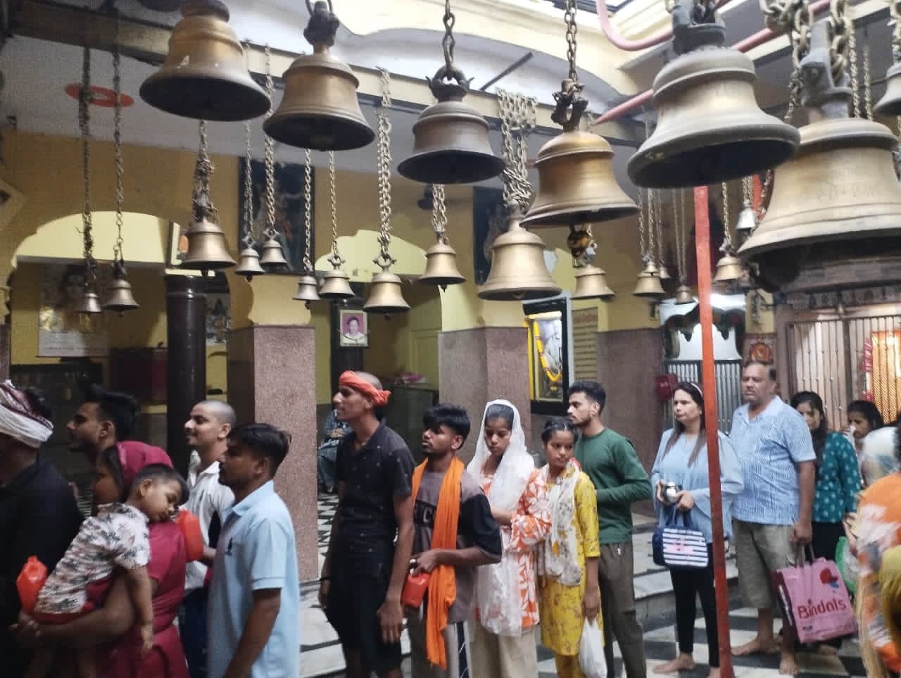 सावन मस के द्वितीय सोमवार पर 84 घंटा मंदिर में लगी कतारें।
