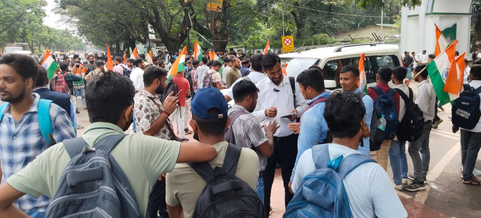 छात्रों की तस्वीर