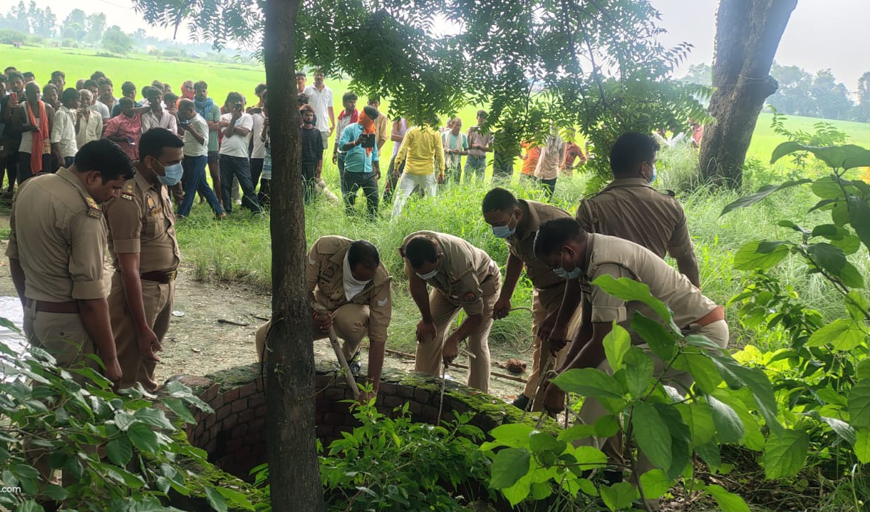 लास को कुएं से बाहर निकालने की फोटो