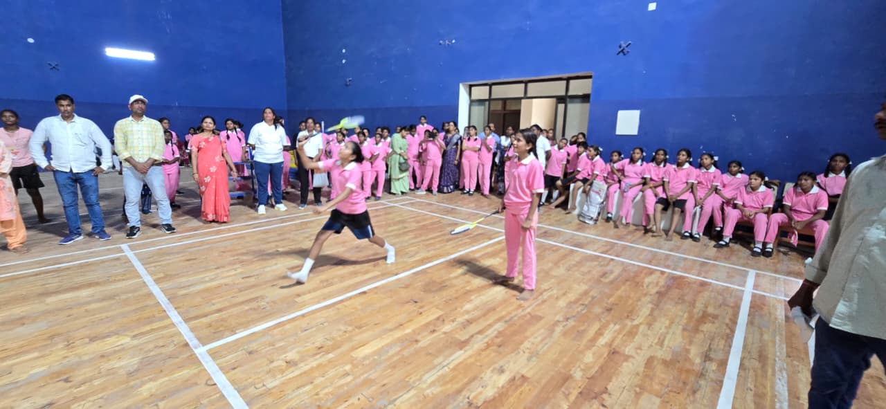 कस्तूरबा गांधी विद्यालय की बालिकाएं इंदिरा गांधी स्टेडियम में खेलते हुए