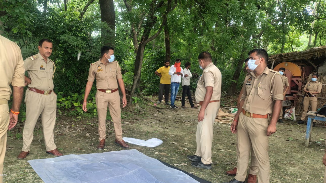 मौके पर पहुंची पुलिस कार्यवाही करते हुए