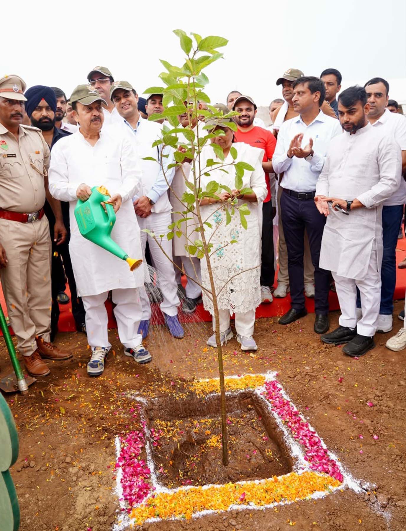 गुरुग्राम के गांव गैरतपुर बास में नमो वन स्थापित करने के दौरान पौधारोपण करते भाजपा प्रदेश अध्यक्ष डा. अर्चना गुप्ता व मंत्री राव नरबीर सिंह।
