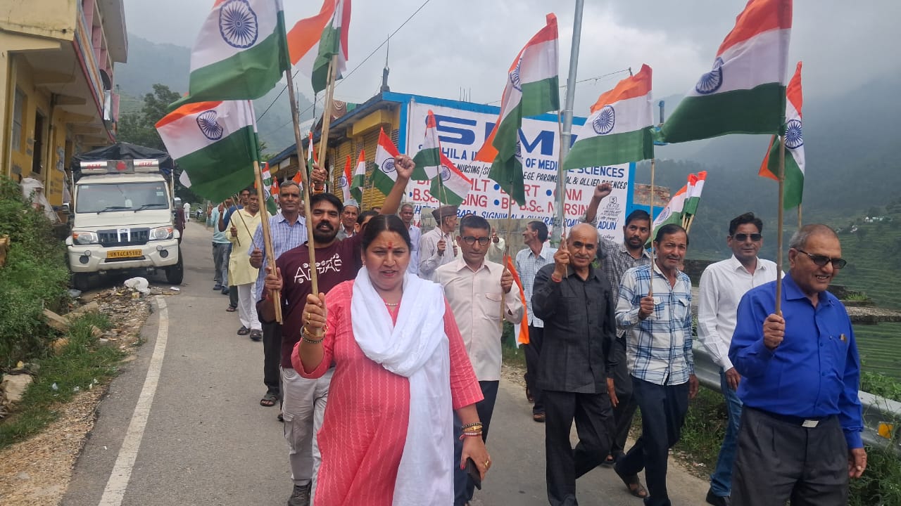 फोटो-14एनटीएच05-06 प्रतापनगर के सेमधार में दायित्वधारी सोना सजवाण के नेतृत्व में निकाली तिरंगा यात्रा।