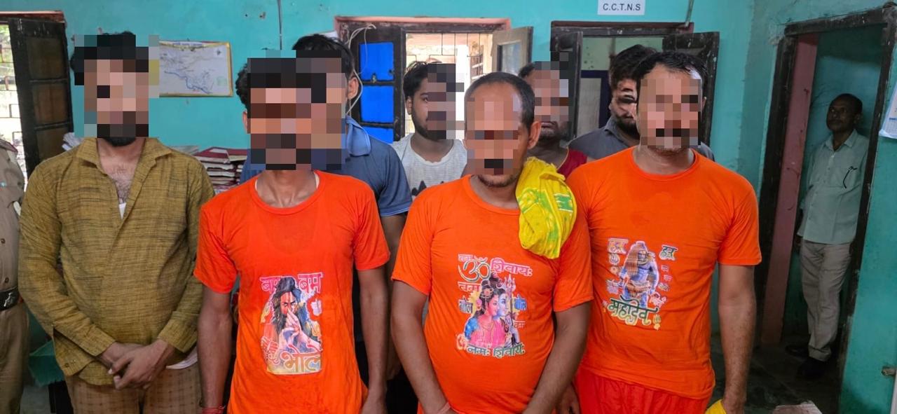 सारण में सीमावर्ती जयप्रभा सेतु पर विशेष चेकिंग अभियान के तहत 276 लीटर विदेशी शराब के साथ 8 गिरफ्तार