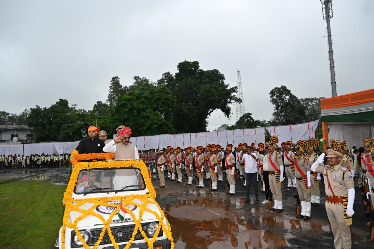 मंत्री राकेश सिंह ने किया ध्वजारोहण