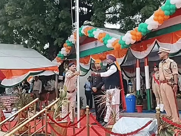 बारिश के बीच मंत्री विश्वास सारंग ने फहराया तिरंगा