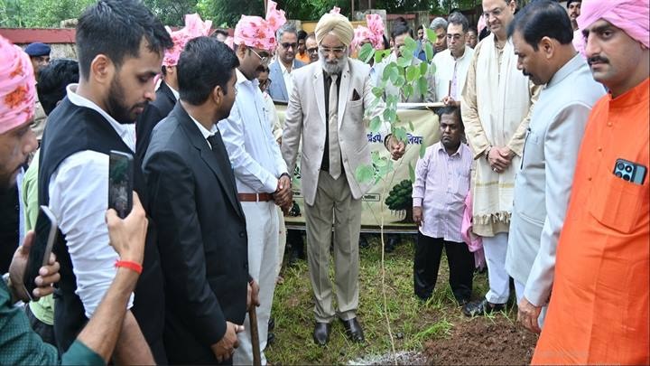 प्रशासनिक न्यायाधिपति अहलूवालिया ने उच्च न्यायालय में किया ध्वजारोहण