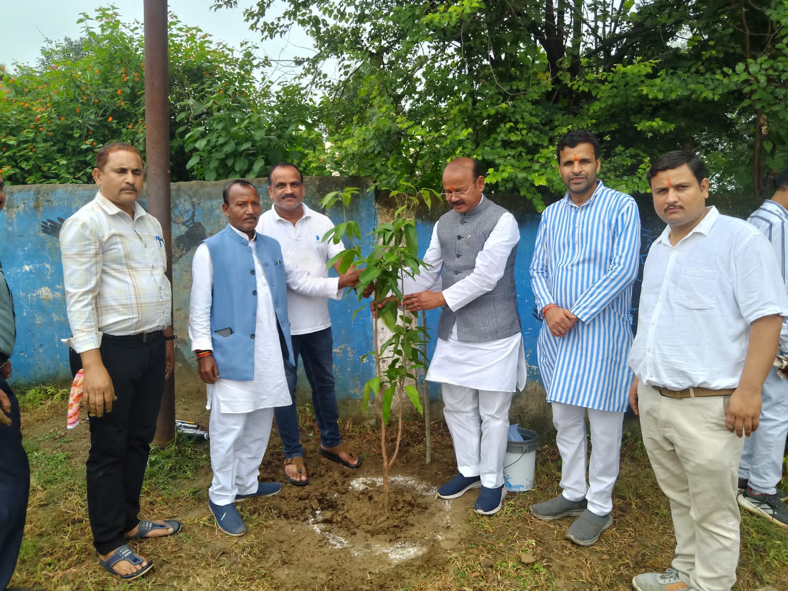 राज्यमंत्री दिलीप जायसवाल विद्यालय परिसर में पौधारोपण करते हुए