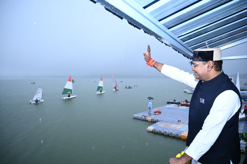 राजा भोज मल्टीक्लास नेशनल सेलिंग चैंपियनशिप में प्रतिभागियों का उत्साह बढ़ाते हुए मंत्री सारंग