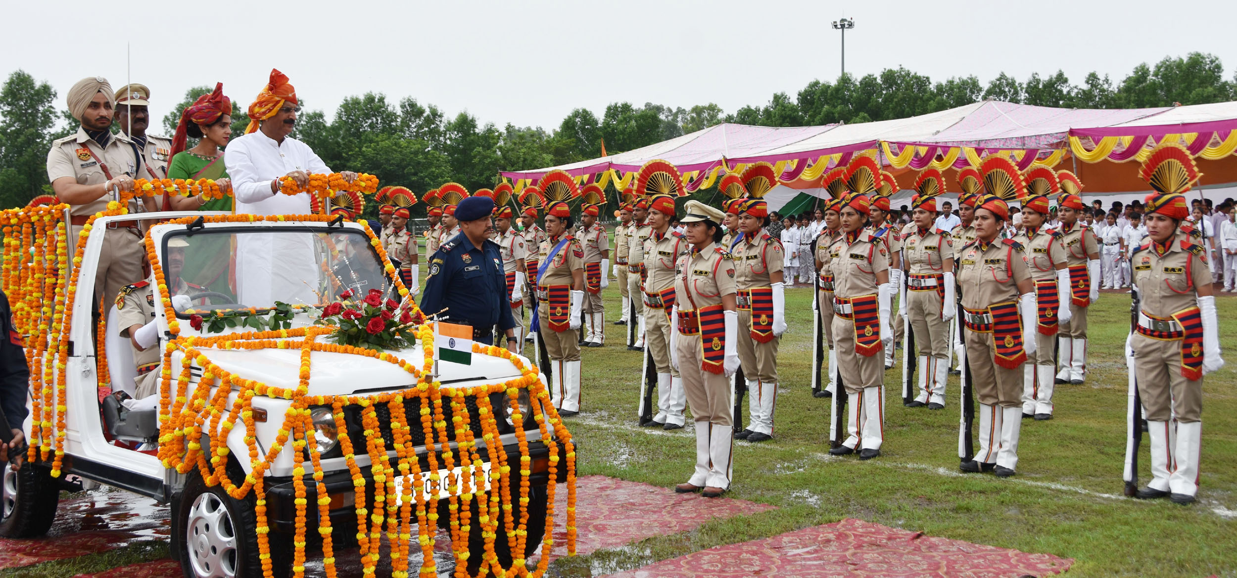 स्वतंत्रता दिवस के जिला स्तरीय समारोह में परेड के टुकड़ियों का  निरीक्षण करते कैबिनेट मंत्री कृष्ण कुमार बेदी