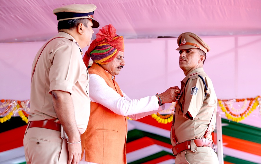 मुख्यमंत्री डॉ. मोहन यादव ने पुलिस अधिकारियों को मेडल लगाकर अलंकृत किया