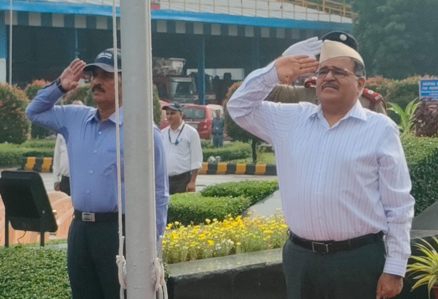 ध्वजारोहण करते वाइस प्रेसिडेंट ऑपरेशंस चैतन्य भानु