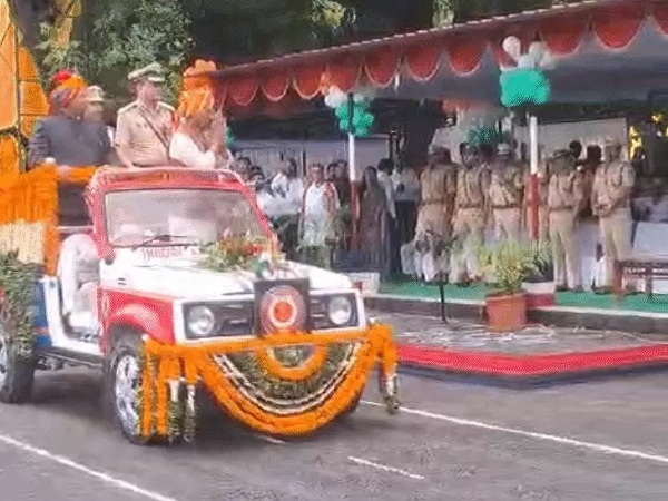 इंदौर में जल संसाधन मंत्री तुलसीराम सिलावट ने ध्वजारोहण कर परेड की सलामी ली