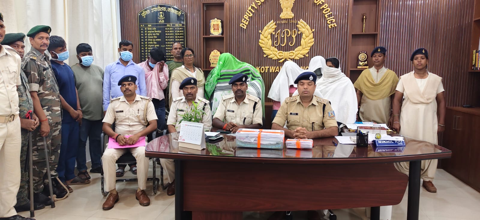 जानकारी देते एएसपी