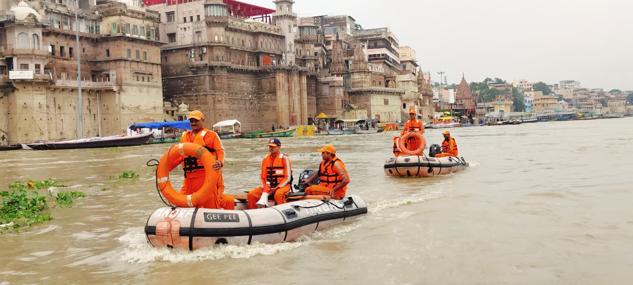 गंगा के जल स्तर में बढ़ाव को देख गस्त करता एन डी आर एफ का बोट