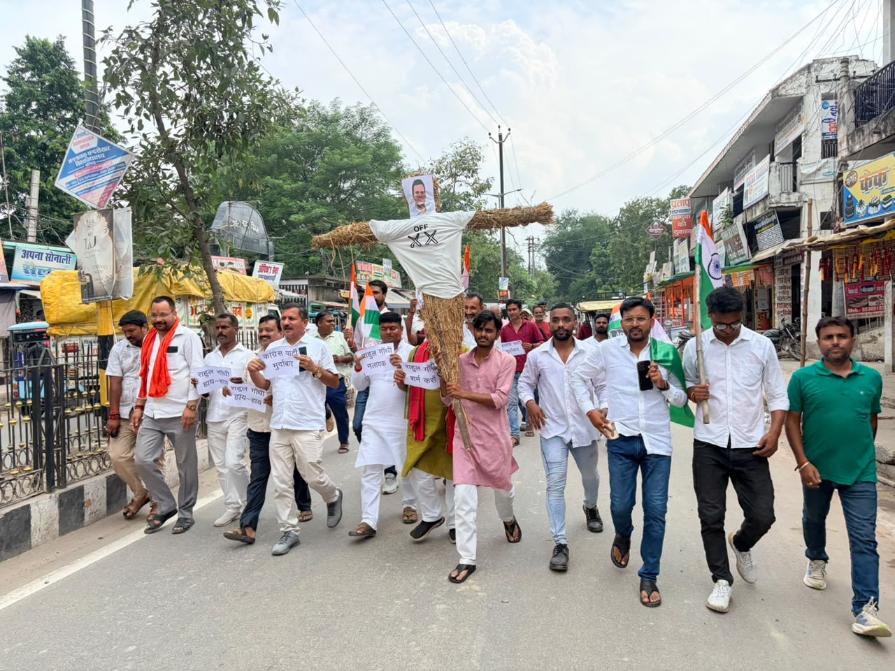 कांग्रेस मुख्यालय में वंदे मातरम के अपमान के विरोध में भाजयुमो ने सारण में फूंका राहुल गांधी का पुतला