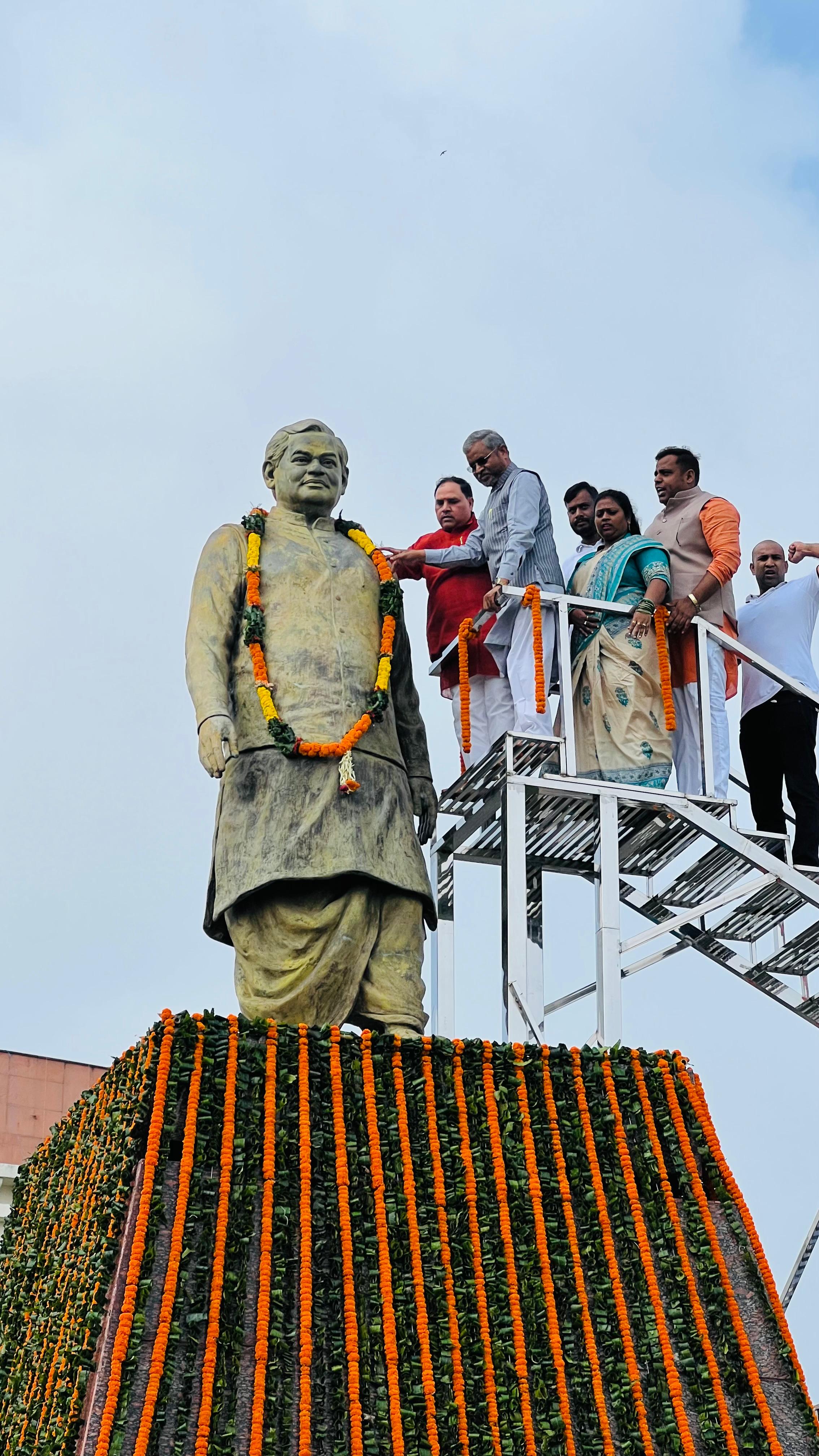श्रद्धांजलि अर्पित करते बाबूलाल मरांडी