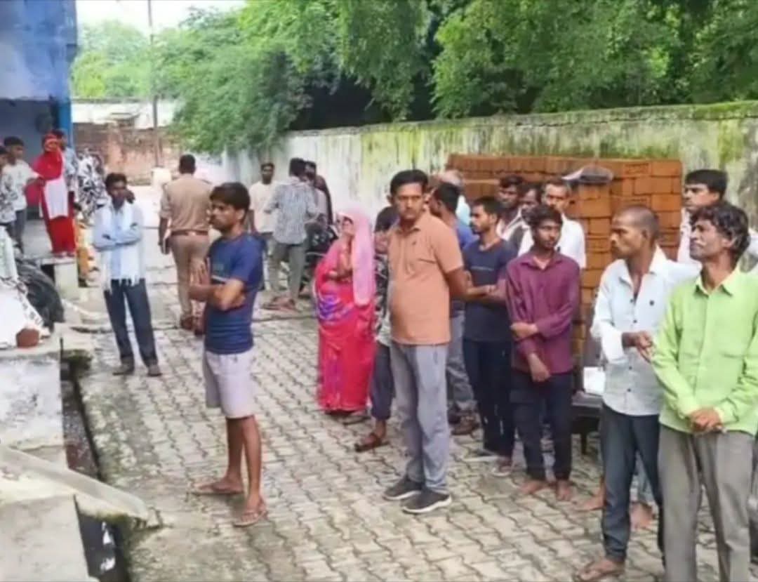 मृतक के घर के बाहर जुटी भीड़