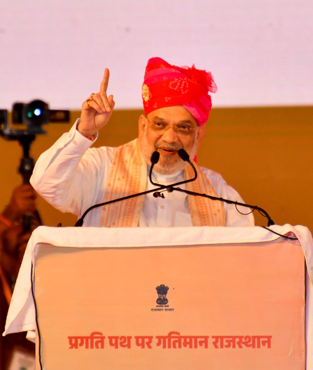 अमित शाह सभा को संबोधित करते हुए
