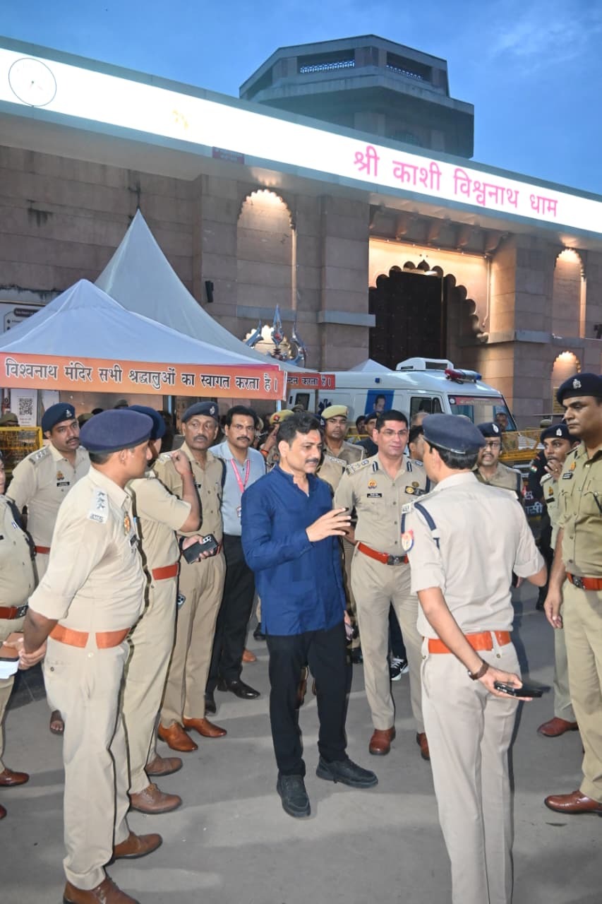 सुरक्षा व्यवस्था को परखते पुलिस कमिश्नर