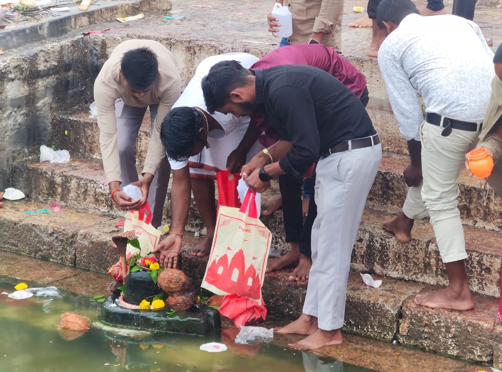 नर्मदा में शिव का जलाभिषेक