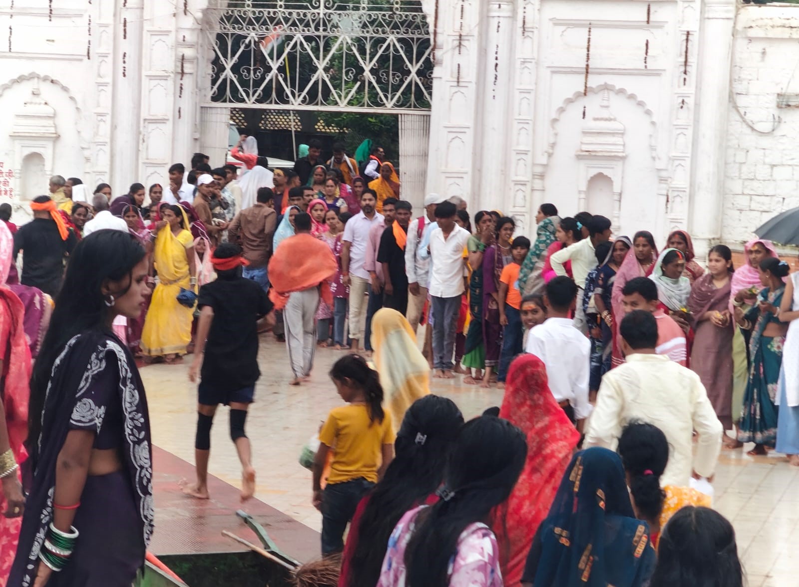 नर्मदा मंदिर में दर्शनार्थियों की लंबी लाईन