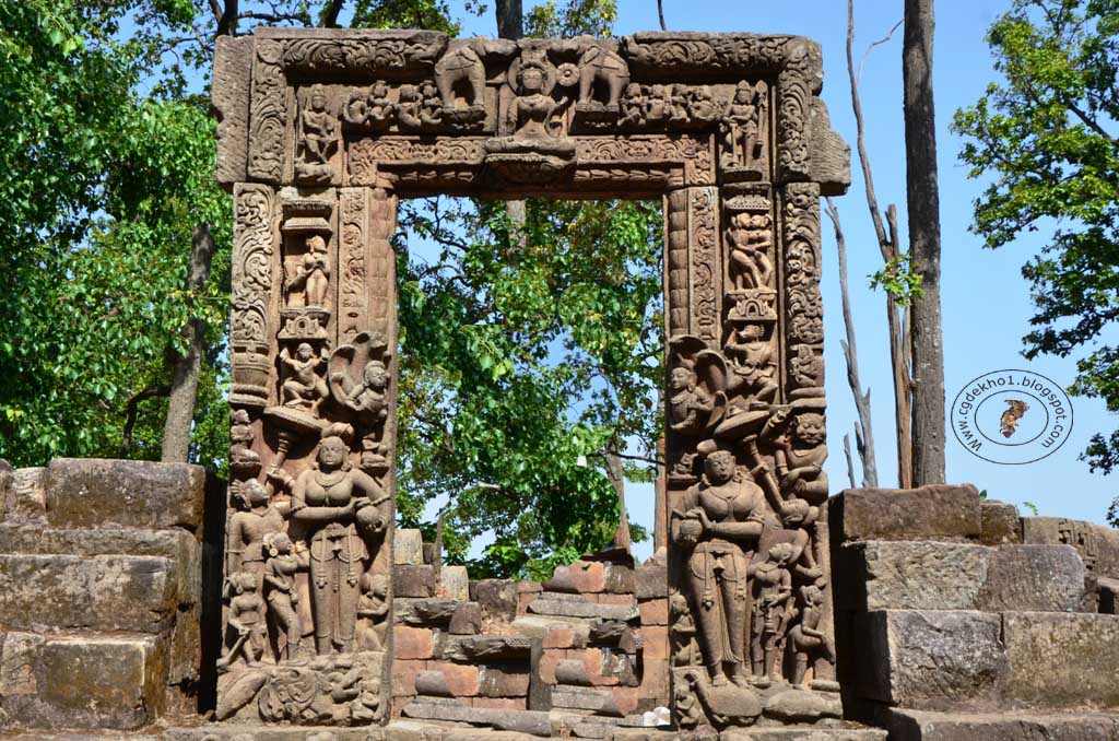 प्राचीन मंदिरों के अवशेषों के बीच विराजमान हैं भगवान शिव, सावन में जल और दूध चढ़ाने पहुंचते हैं श्रद्धालु