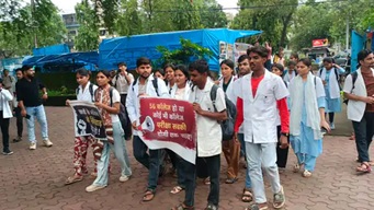 धरना स्थल पर हाथों में पोस्टर्स लेकर पहुंचे छात्र