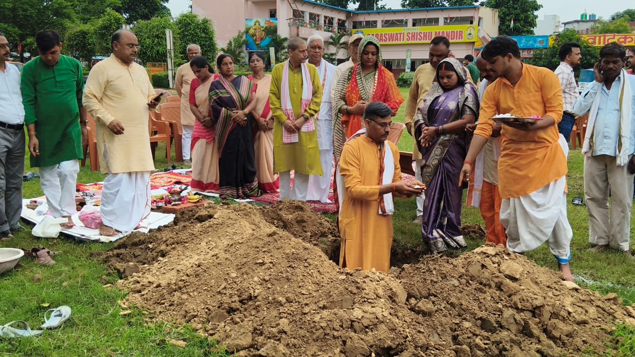 भूमि पूजन करते हुए।