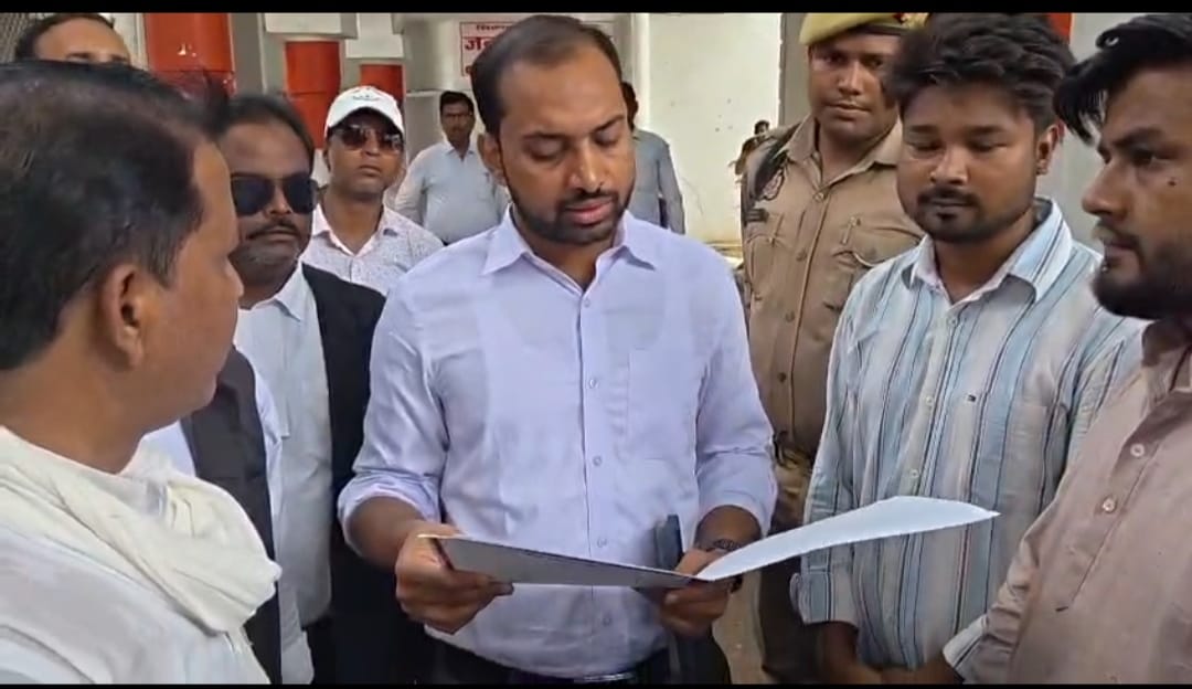मरकजी सीरत कमेटी के लोग डीएम को ज्ञापन सौंपते हुए