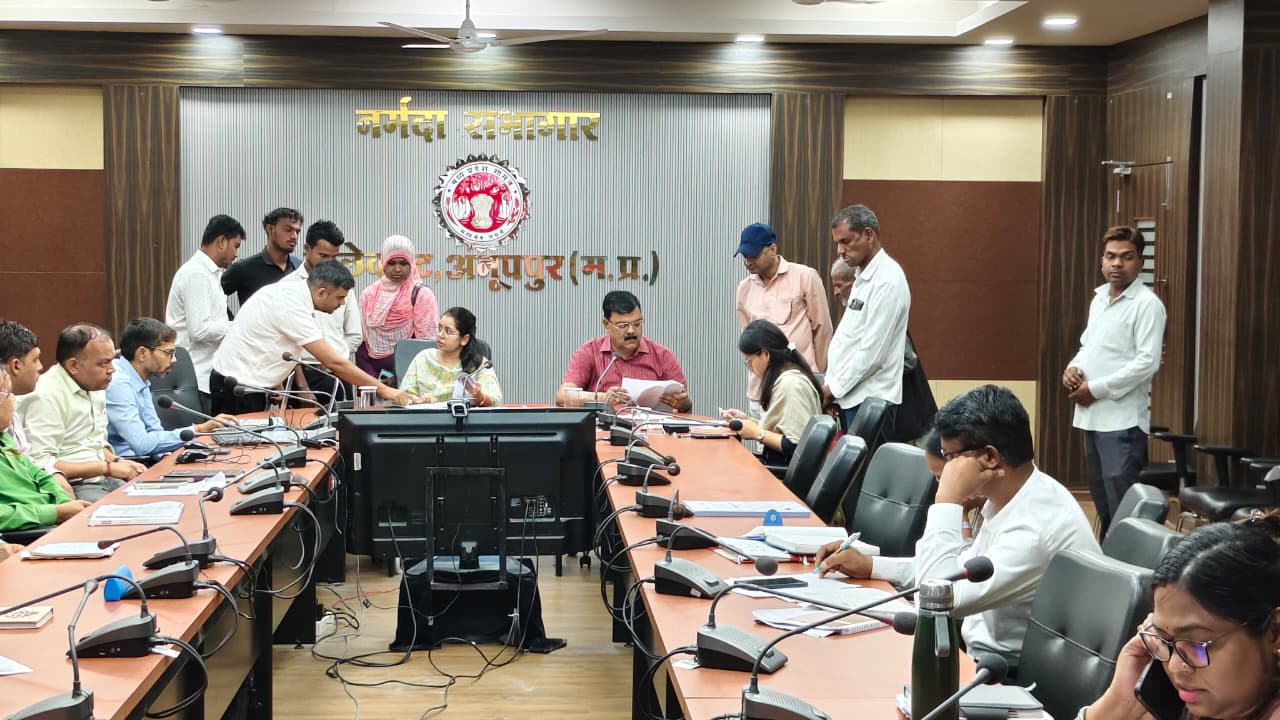 जनसुवाई में पहुचे लाेग