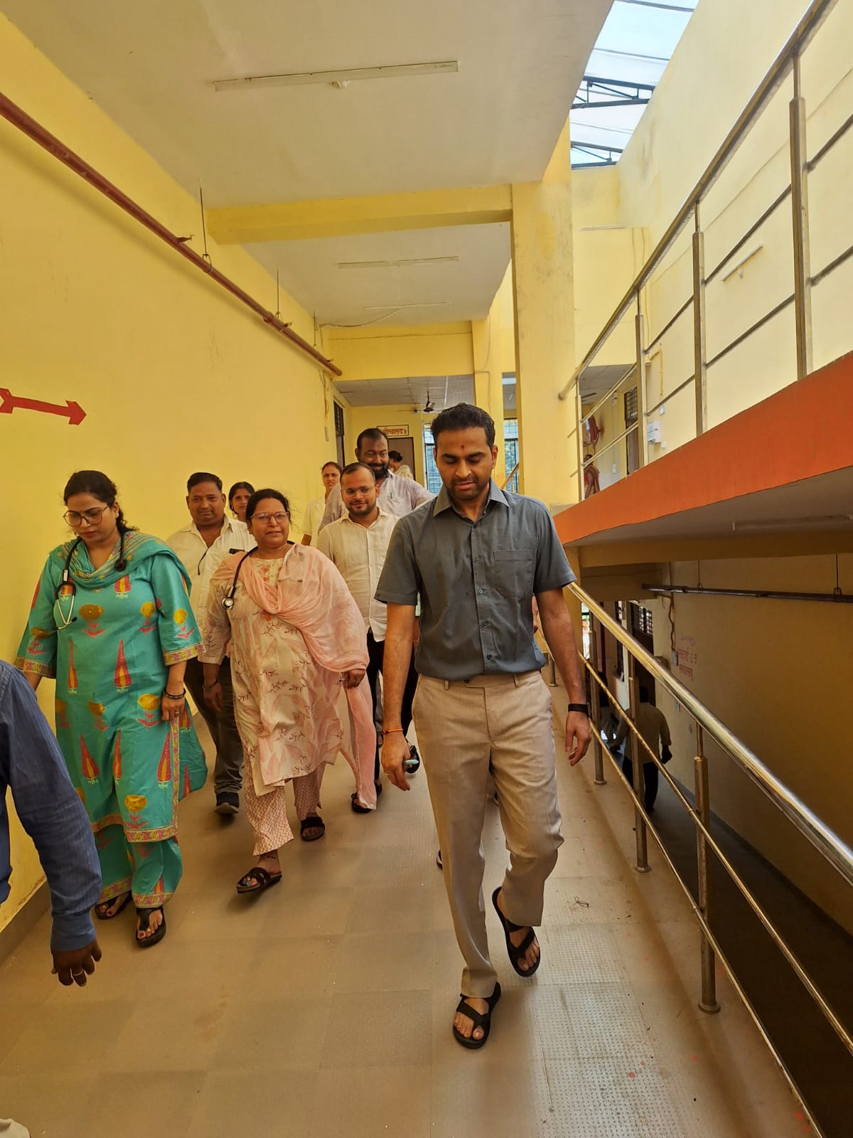 निरीक्षण करतेजिलाधिकारी