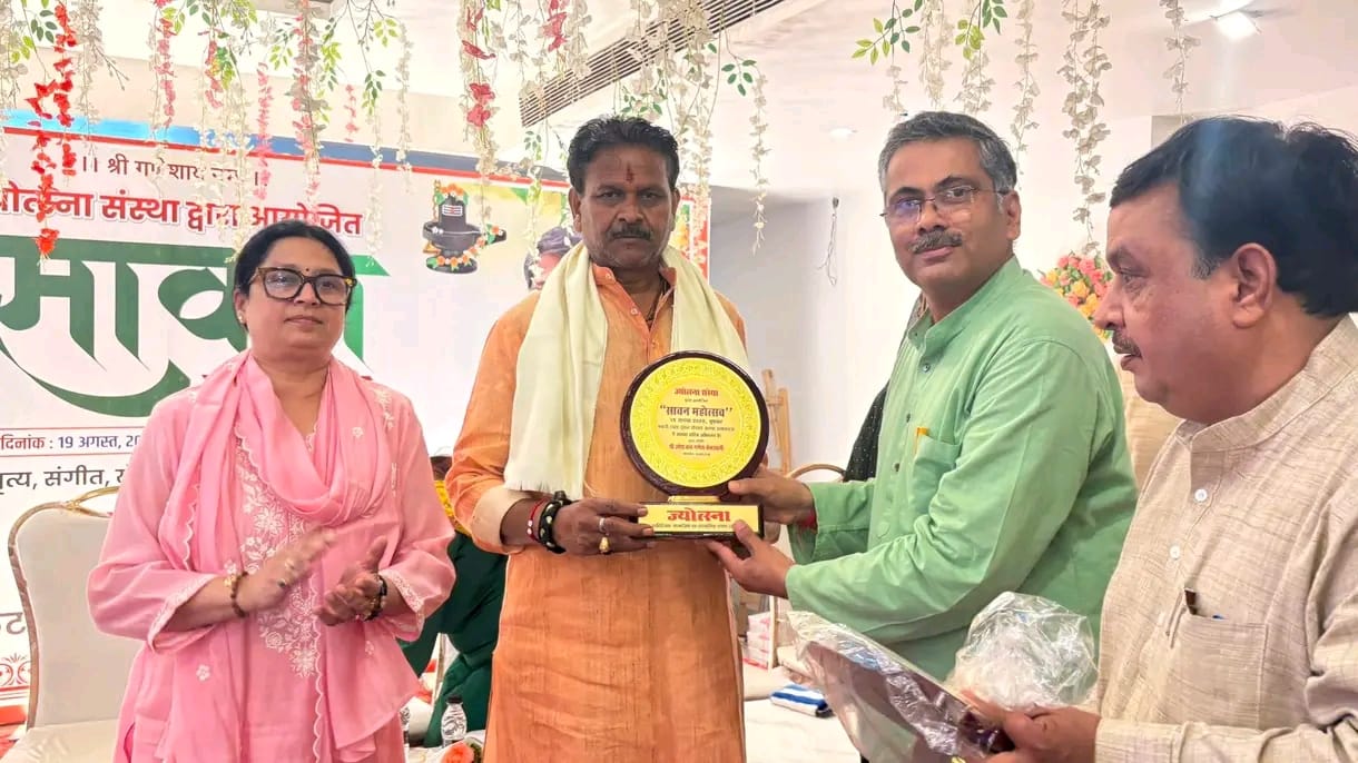 हरियाली तीज पर आयोजित कार्यक्रम को संबोधित करते हुए महापौर गणेश केसरवानी
