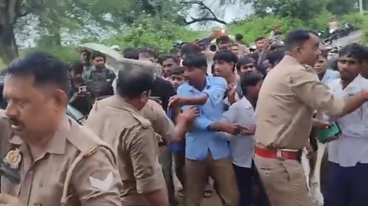 सड़क से बच्चों को हटाती पुलिस