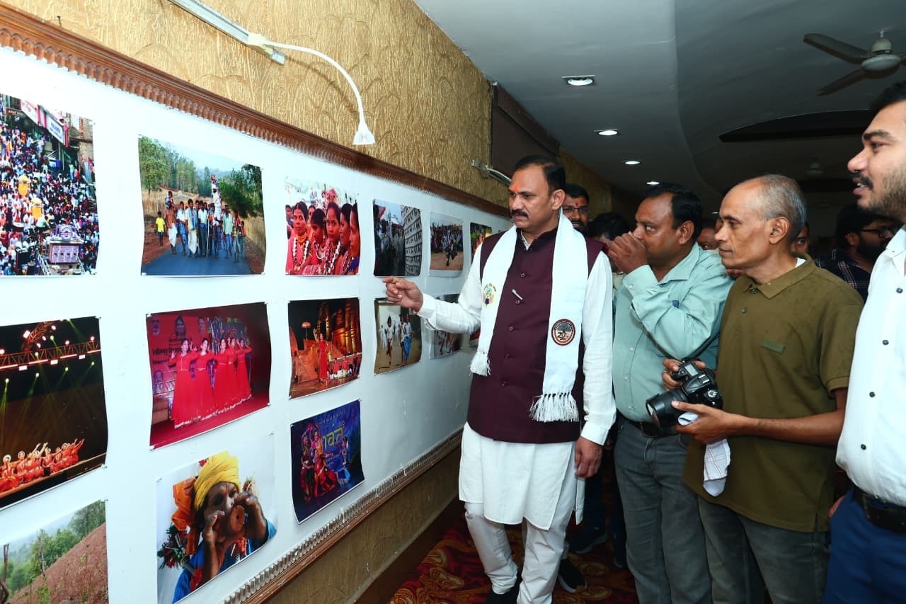 रायपुर प्रेस क्लब में तीन दिवसीय फोटो प्रदर्शनी का अवलोकन करते हुए स्वास्थ्य मंत्री श्याम बिहारी जायसवाल